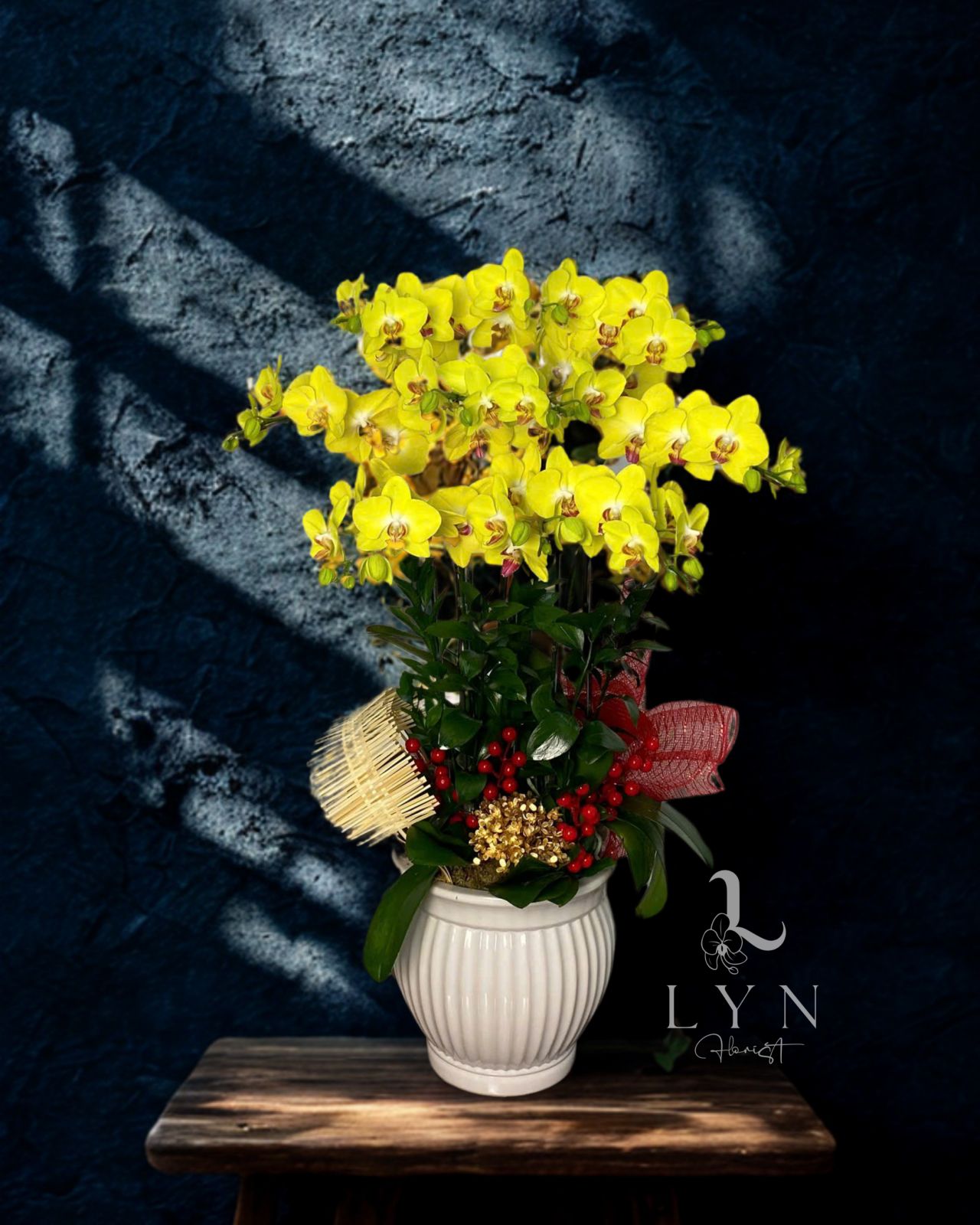 Chậu Hoa Lan Vàng A42